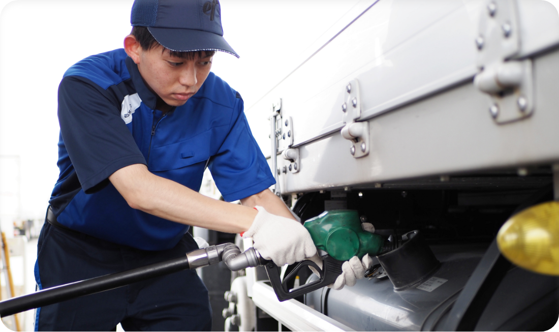 トラックに給油するスタッフ